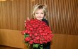 Oslava 70. narozenin Evy Hruškové: Za obrovskou kyticí 70 růží se Eva skoro mohla schovat. 