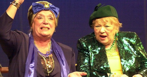 Herečka Eva Jiroušková (vpravo) s Miriam Kantorkovou v divadelní hře.