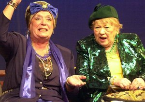 Herečka Eva Jiroušková (vpravo) s Miriam Kantorkovou v divadelní hře.