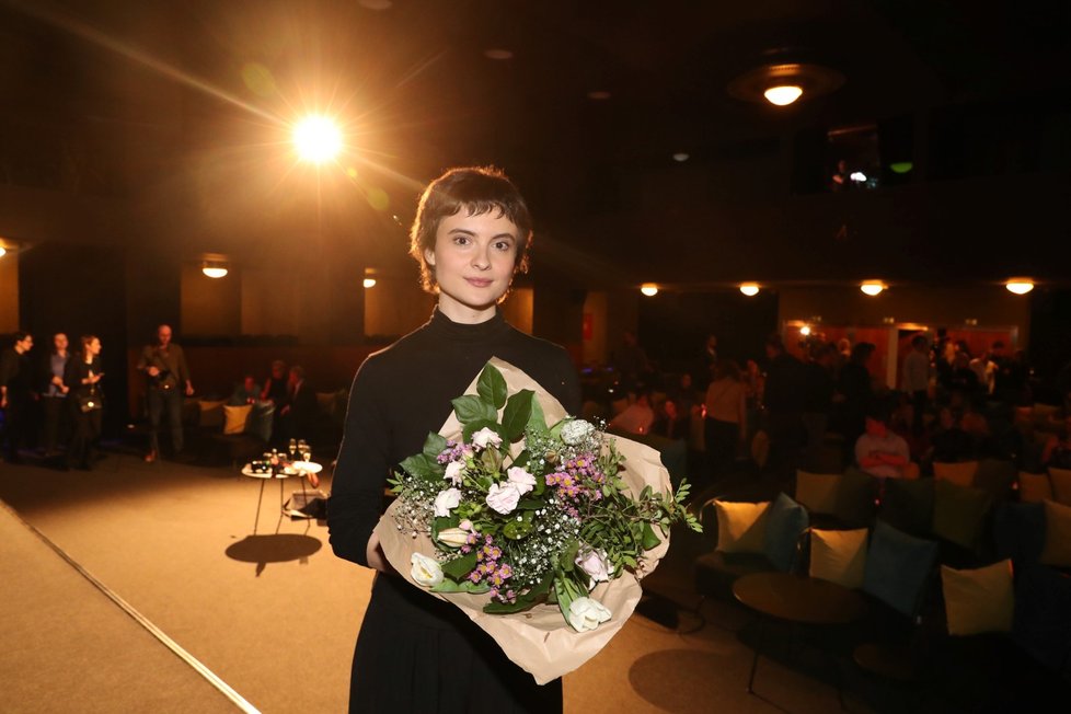 Herečka Eva Josefíková, nyní Podzimková, na tiskové konferenci k seriálu Sedm schodů k moci.