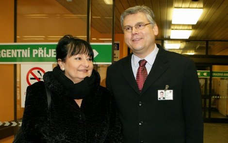 Eva Jurinová na archivním snímku s ředitelem nemocnice Miloslavem Ludvíkem. To se ještě »mohli vystát«.