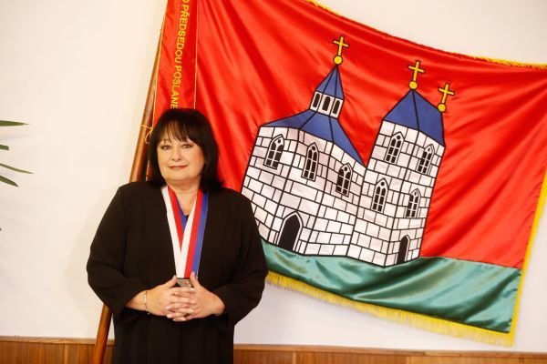 Eva byla svého času i starostkou obce Sadská, kde s manželem žije. V roce 2016 z funkce odstoupila.