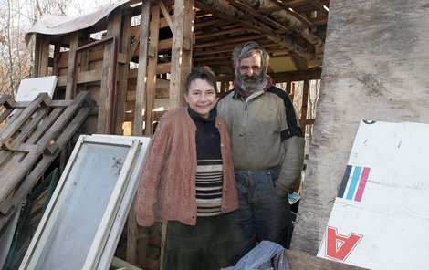 Eva a František před základy nové chaty, kterou právě staví.