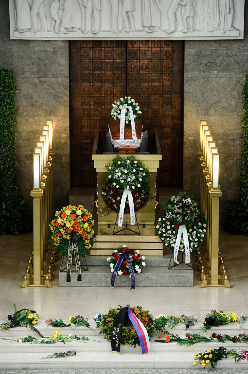 Obřad se konal ve Velké síní krematoria ve Strašnicích