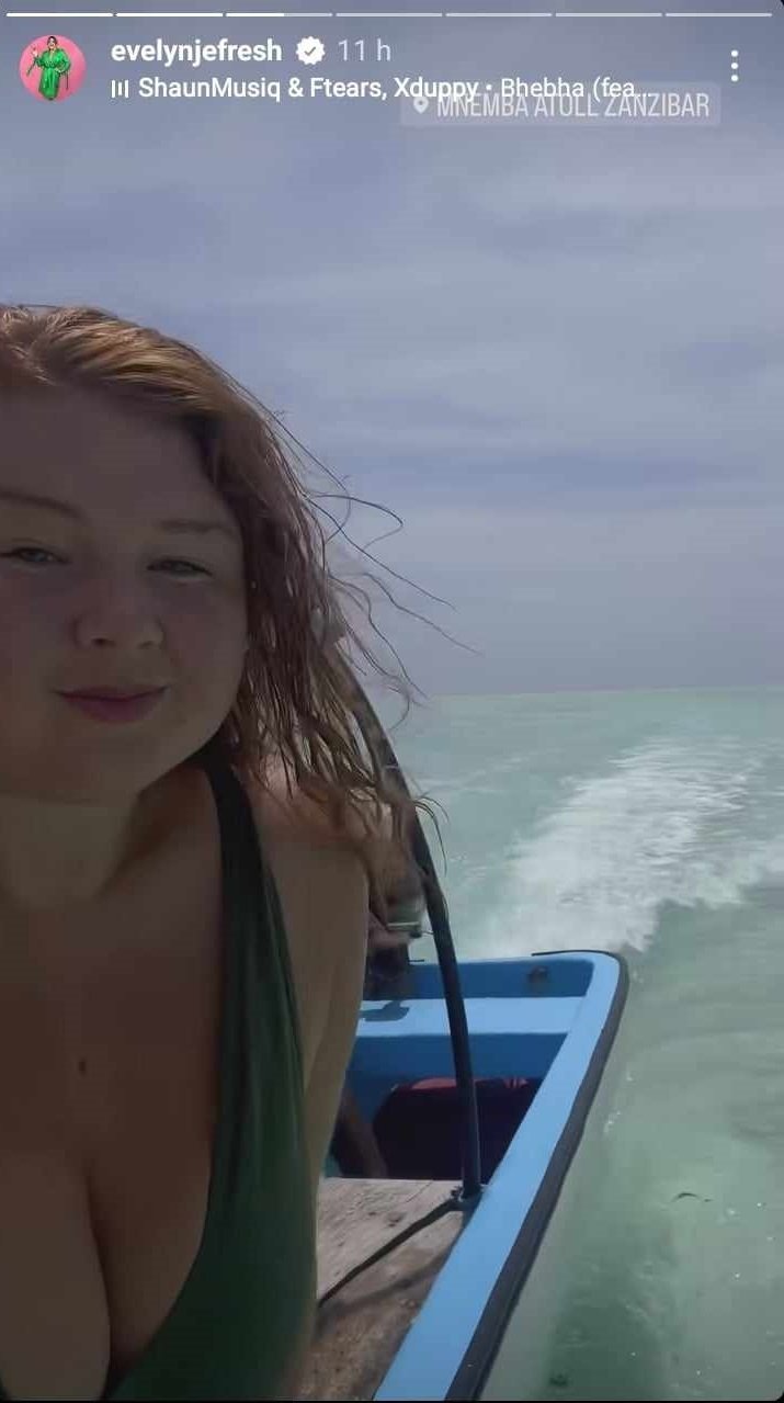 Eva Kramerová si užívá na Zanzibaru.