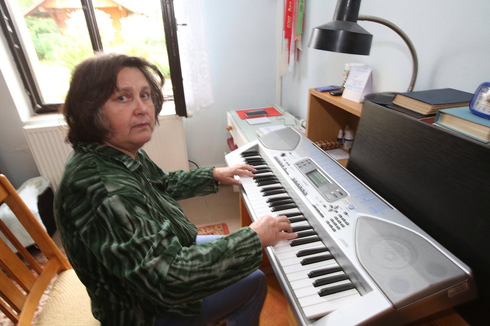 Bývalá hudby učitelka by si raději zahrála na piano než na elektronické klávesy.