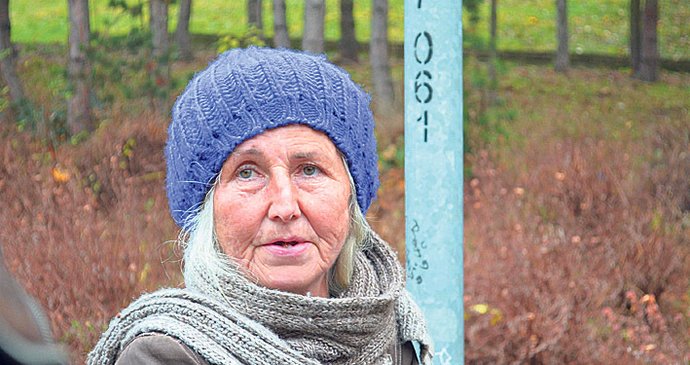 Eva Kupková (59), matka Kočího spolužačky Barbory, nejprve s nikým mluvit nechtěla. Po jednání se ale rozpovídala. Tvrdí, že Kočí si vše o svém pronásledování vymýšlí.