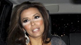 Herečka Eva Longoria si večer zapomněla špatně rozetřít korektor, který jí měl zakrývat kruhy pod očima.