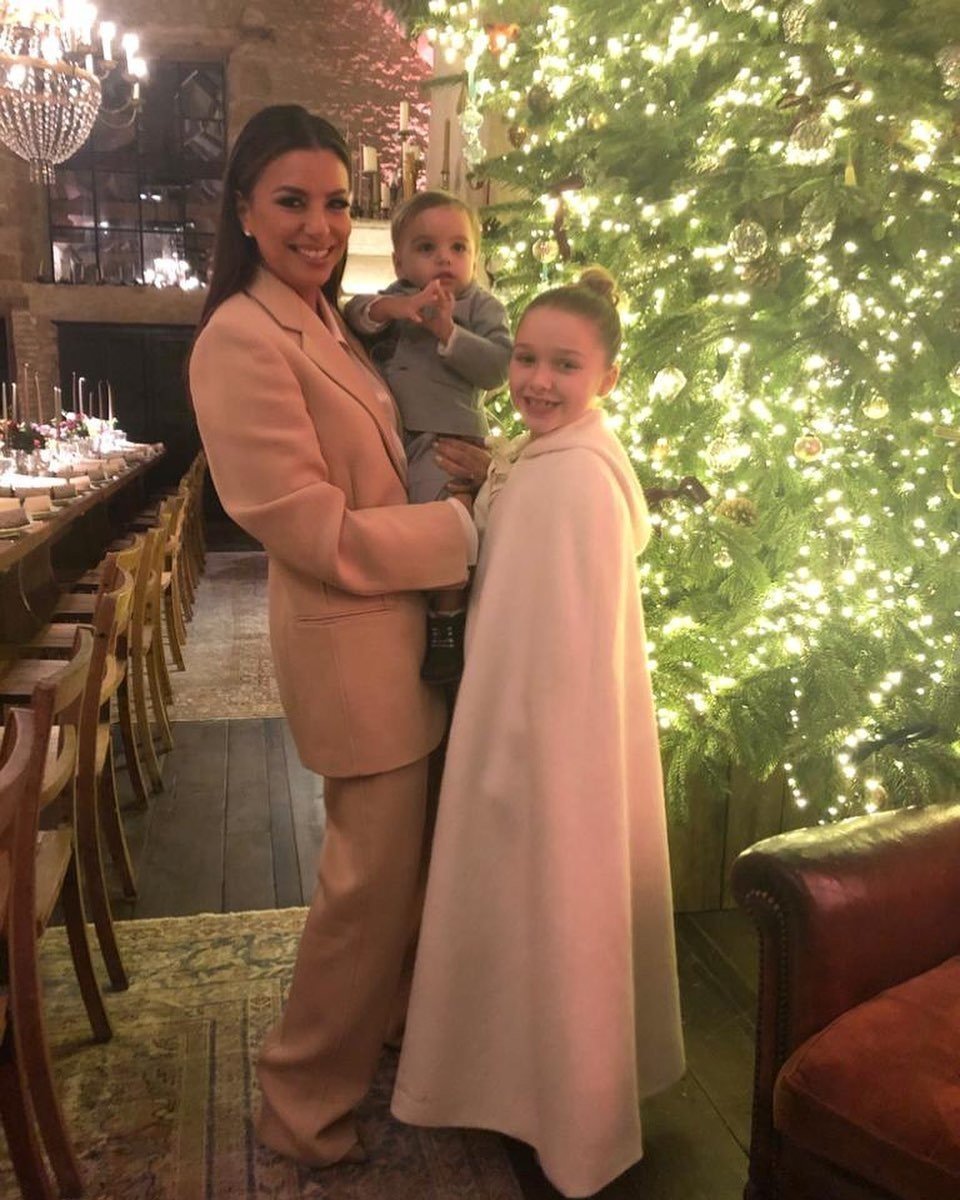 Eva Longoria je zase blízká přítelkyně Victorie Beckham a stala se kmotrou její dcery Harper, se kterou tráví mnoho času. Vedle ní je kmotrou ještě dalších pěti dětí.