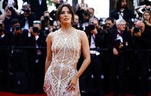 Eva Longoria ví, jak zaujmout: V Cannes sváděla  v »nahé« róbě
