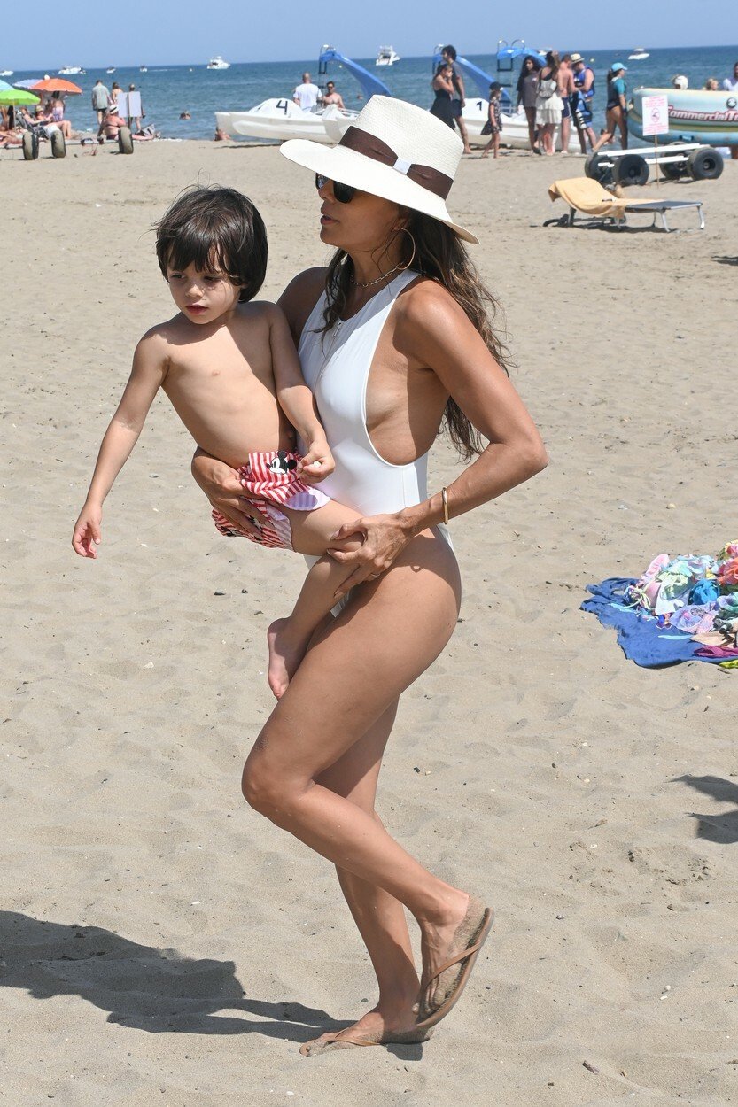 Eva Longoria se synem na dovolené