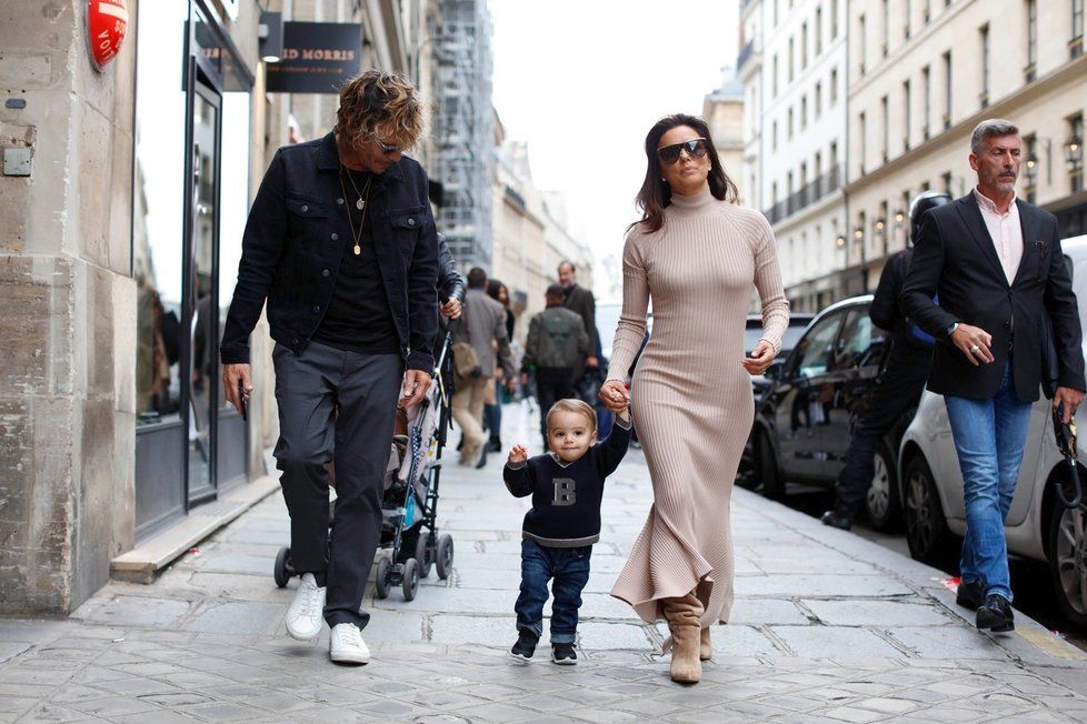 Herečka Eva Longoria se rodinou ukázala v Paříži