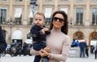Eva Longoria se synem na procházce v Paříži