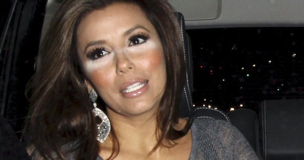 Trapas zoufalky Longorie: Špatně rozetřený korektor! Herečka Eva Longoria si večer zapomněla špatně rozetřít korektor, který jí měl zakrývat kruhy pod očima.