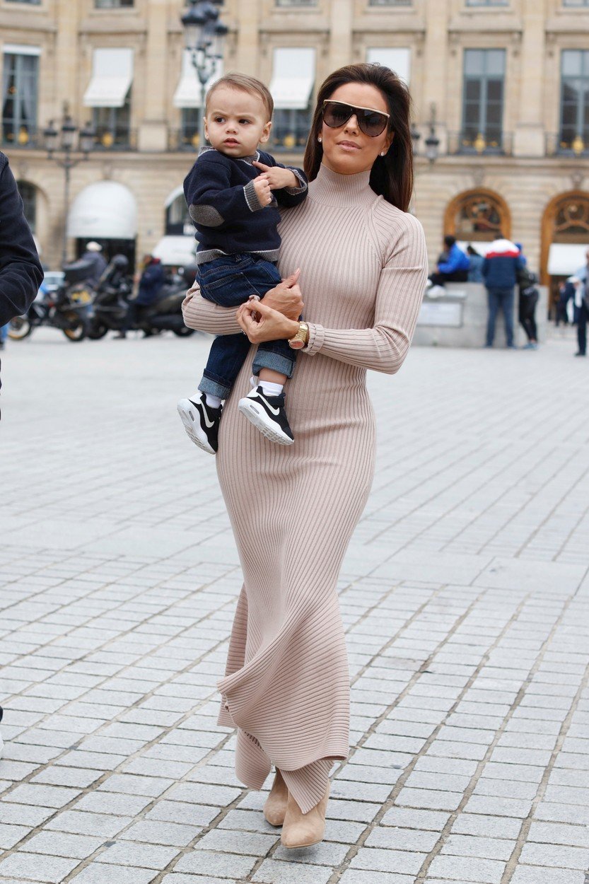 Eva Longoria se synem na procházce v Paříži