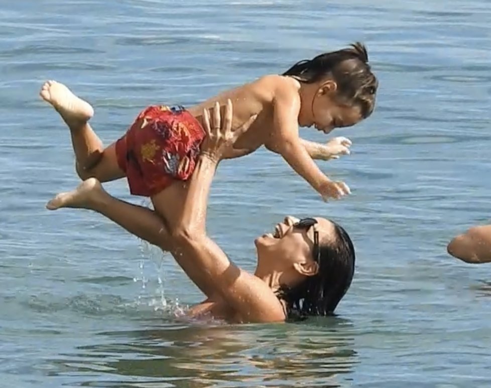 Eva Longoria si se synem užívala na pláži