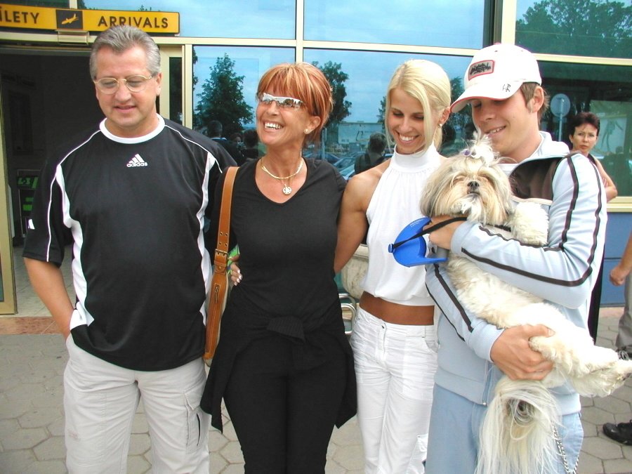 Vincent Lukáč (vľavo) spolu s dcérou Lenkou (druhá sprava) a synom Vincentom (vpravo) verí, že sa mama Eva (druhá zľava) čoskoro vráti domov.