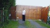 Zoufalá důchodkyně (59): Cestu domů jí přehradil plot!