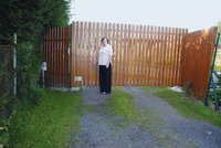 Zoufalá důchodkyně (59): Cestu domů jí přehradil plot!