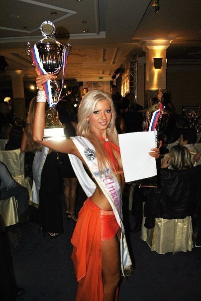 Eva Martinková vyhrála soutěž Mr. a Mrs. Fitness 2009. Zde její radost...