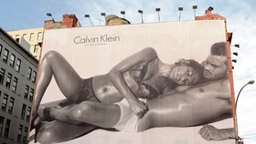 Reklamní kampaň na spodní prádlo s Evou Mendes je plná erotiky, ale někteří obyvatelé New Yorku ji považují dokonce za pornografii