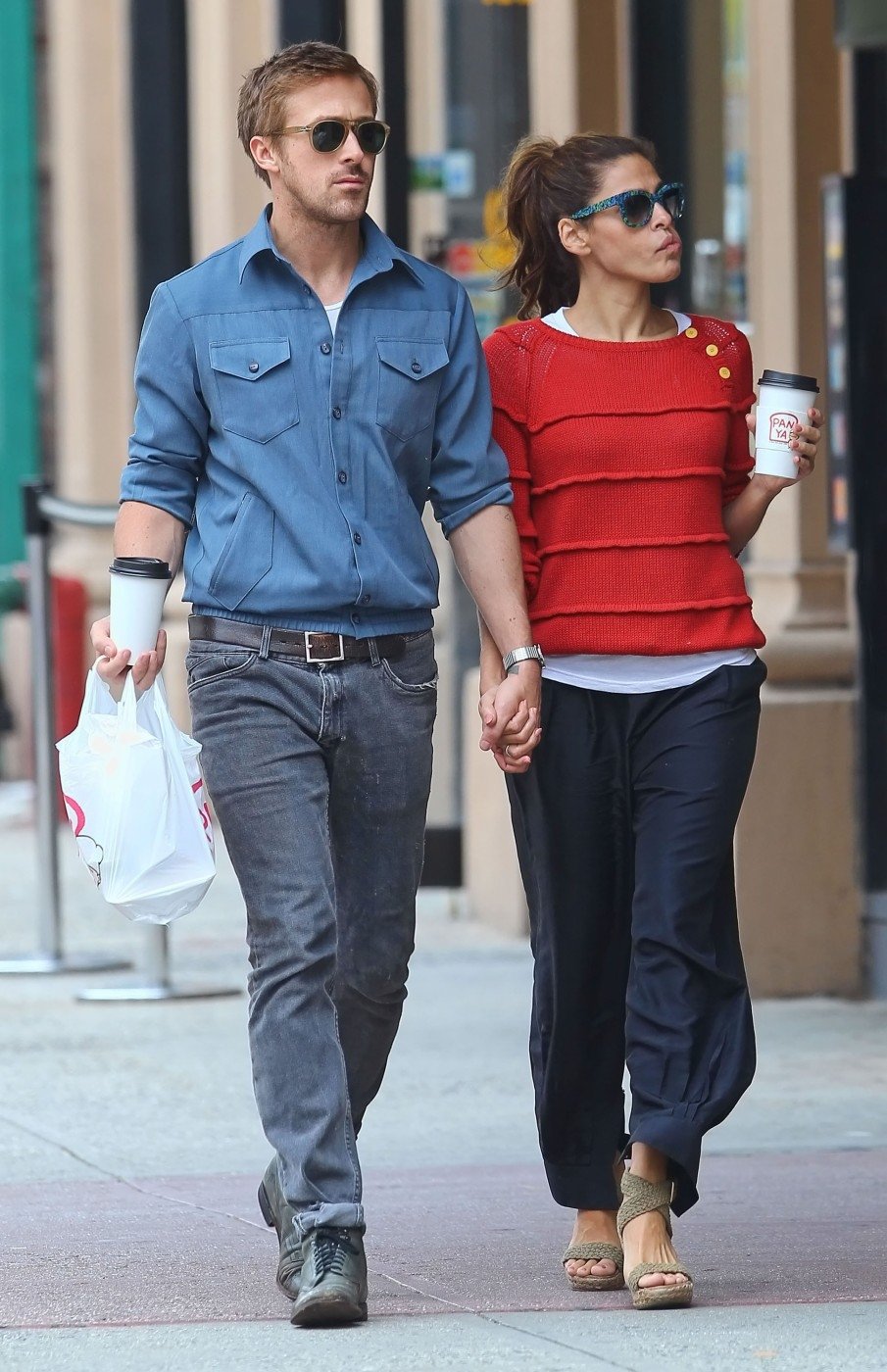 Eva Mendes na procházce s přítelem Ryanem Goslingem