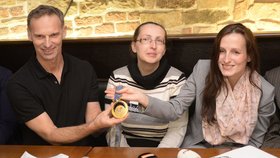 Dominik Hašek slíbil, že tomu, kdo se zaslouží o navrácení dětí Evě Michalákové, věnuje zlatou olympijskou medaili z Nagana.
