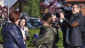 Eva Michaláková reaguje na dotazy českých novinářů před norským soudem.