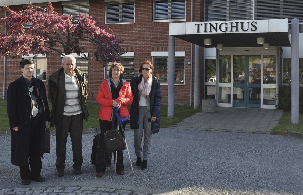 Eva Michaláková u norského soudu s jejím otcem Jiřím, poslankyní Chalánkovou a právníkem Hasenkopfem