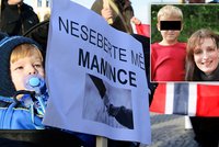 Pusťte bratry z Norska domů: Demonstrace za podporu Michalákových se zúčastnily desítky lidí