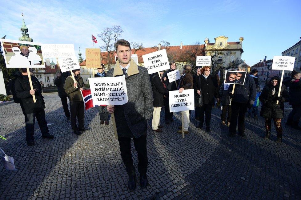 Europoslanec Petr Mach (v popředí uprostřed) se zúčastnil pochodu na podporu záchrany zadržovaných českých dětí v Norsku, který prošel 29. ledna v Praze od ministerstva zahraničních věcí k norskému velvyslanectví.