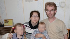 Zuzana Sovková (na fotce s manželem a dětmi), je připravena svým synovcům poskytnout v Česku domov.