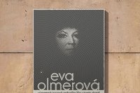 Zpěvačka Eva Olmerová (†59) se dočkala vlastní pamětní desky. Slavnostně ji odhalila Praha 6