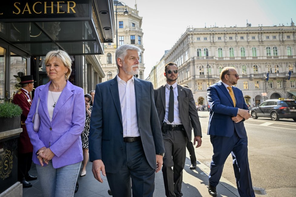 Petr Pavel s manželkou Evou na procházce ve Vídni (1.6.2023)