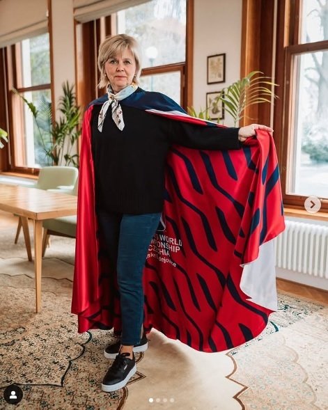 První dáma Eva Pavlová vytáhla plášť na podporu českých hokejistek První dáma Eva Pavlová vytáhla plášť na podporu českých hokejistek