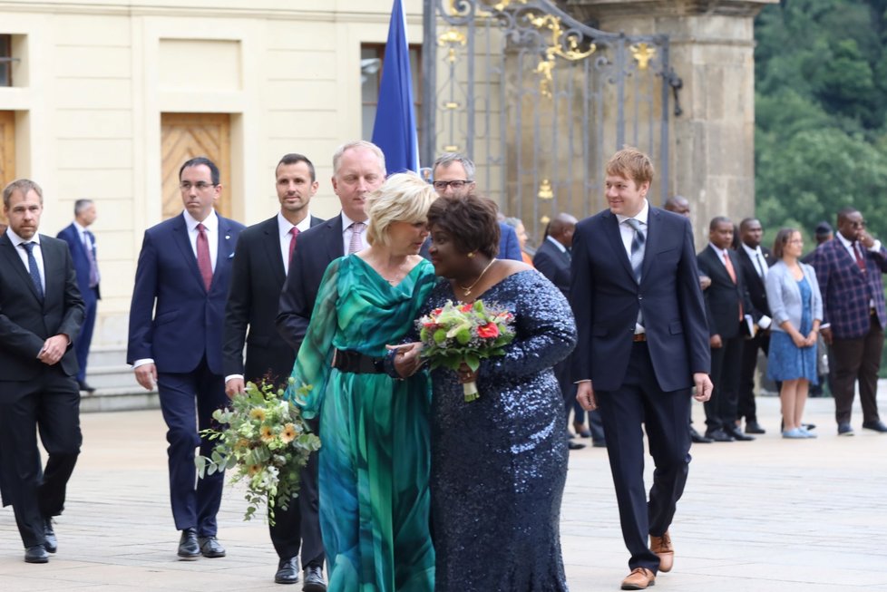 Eva Pavlová s první dámou Mosambiku na Pražském hradě (7.8.2023)