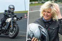 Eva Pavlová dováděla na autodromu v Mostě. Po vzoru manžela osedlala motorku