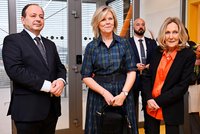 Pavel na V4, první dáma mezitím… Eva Pavlová otevírala „Obláček“, zavítala i do církevní školy