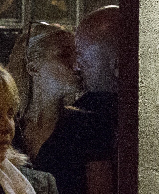 4. 9. 2015 20:47 - Po večeři v řecké restauraci se Eva s Karlem políbili na rozloučenou.