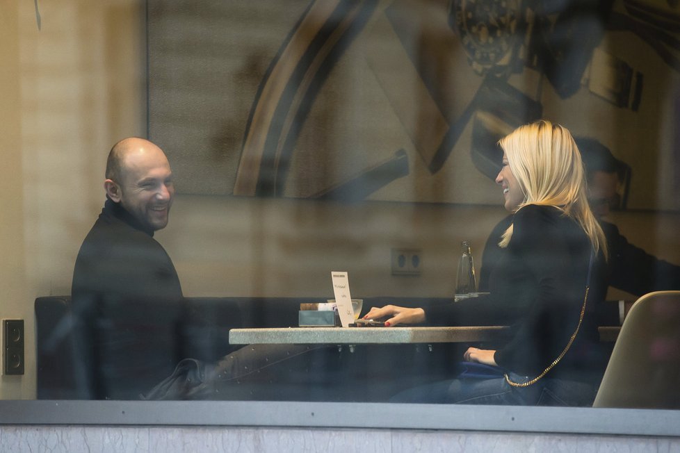 Eva Perkausová s bohatým podnikatelem Ivanem v restauraci