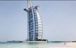 Symbol Dubaje – luxusní hotel Burj Al Arab – se tyčí do nebe jako Evina prsa.