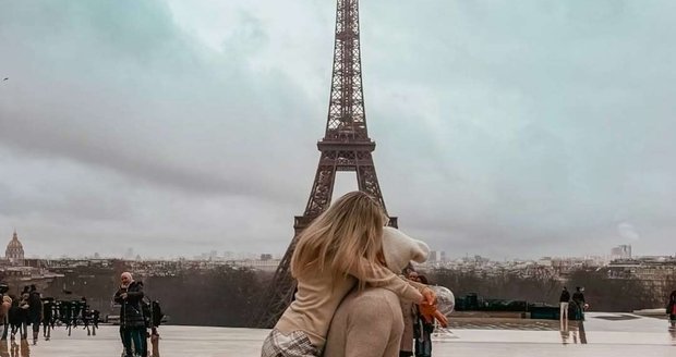 Eva Perkausová y su marido en París Eva Perkausová y su marido en París