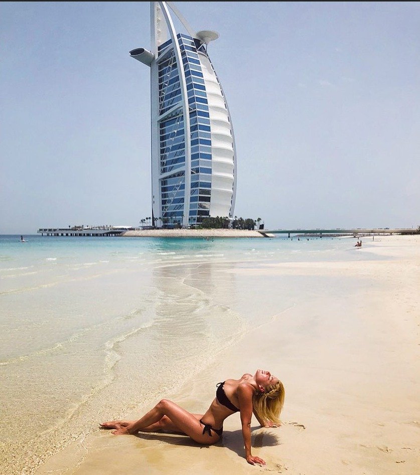 Symbol Dubaje – luxusní hotel Burj Al Arab – se tyčí do nebe jako Evina prsa.