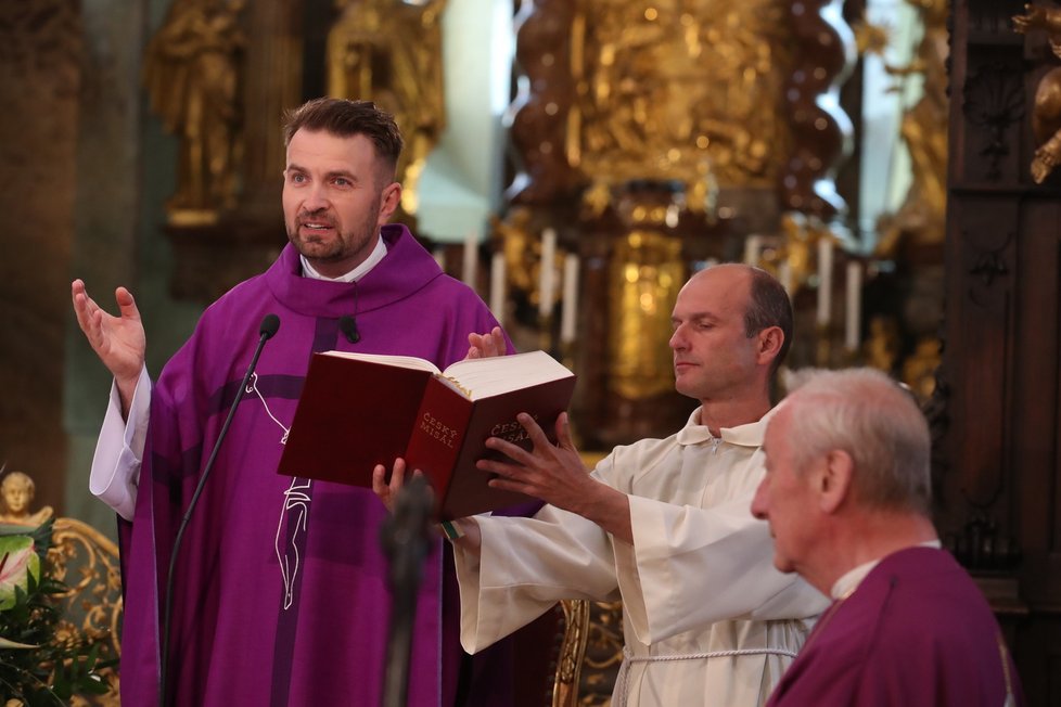 Dalibor Gondík jako ministrant na zádušní mši Evy Pilarové