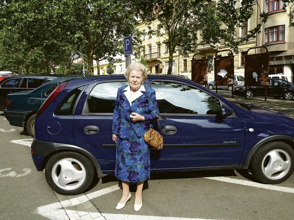 Maminka Evy Pilarové Františka Bojanovská i v požehnaném věku nedá dopustit na podpatky.