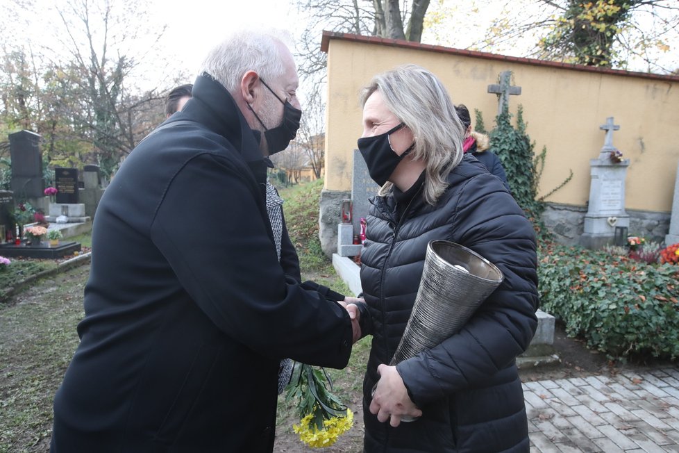 Pohřeb Evy Pilarové: Vdovec se správkyní hřbitova Hanou Dvořákovou.