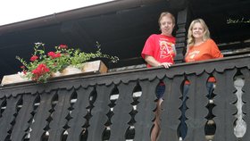Eva Pilarová s manželem na terase na chalupě