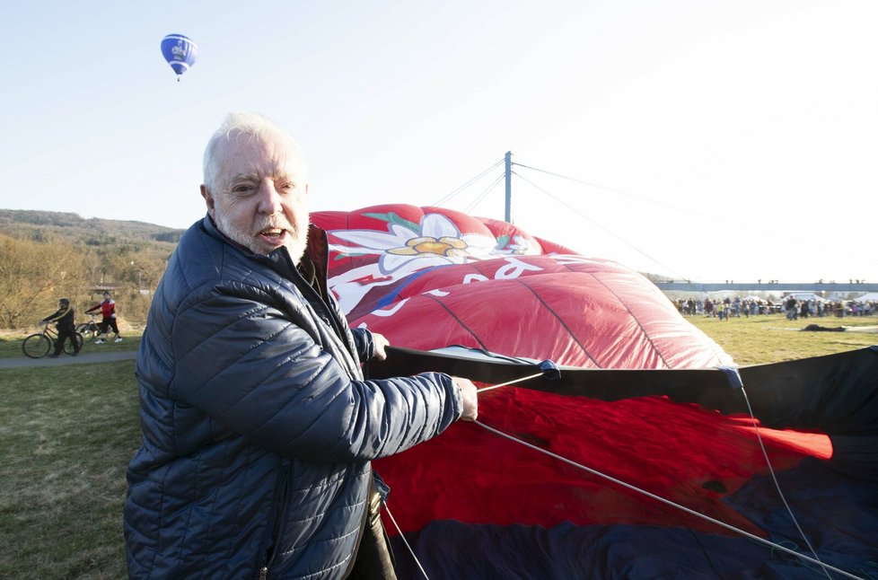 Let balonem Jana Kolomazníka: Vdovec Pilarové pomáhal s nafukováním balónu