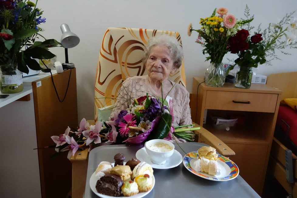 2020: Maminka Evy Pilarové oslavila 105. narozeniny. Dostala i kremroli, kterou milovala její dcera.
