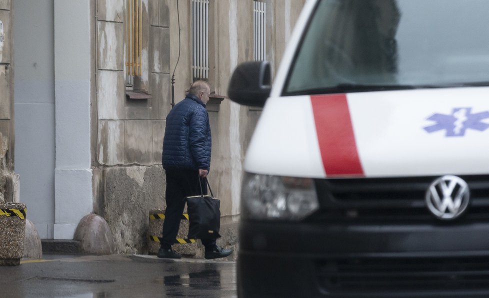 Jan Kolomazník šel za manželkou Evou Pilarovou do nemocnice.